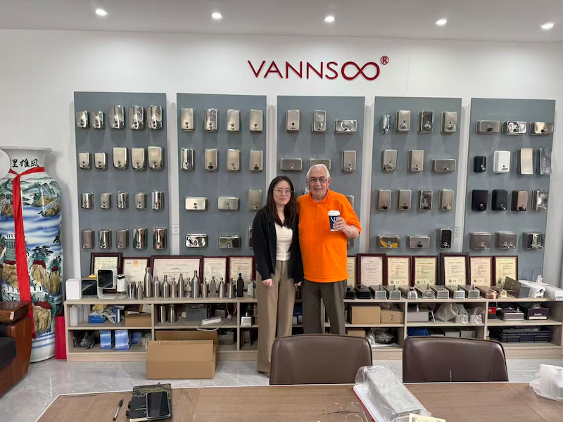VANNSOO recibe con satisfacción la visita de su primer cliente extranjero tras la Feria de Cantón.
