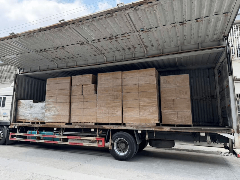 Envío a granel de dispensadores de jabón y toallas de papel.