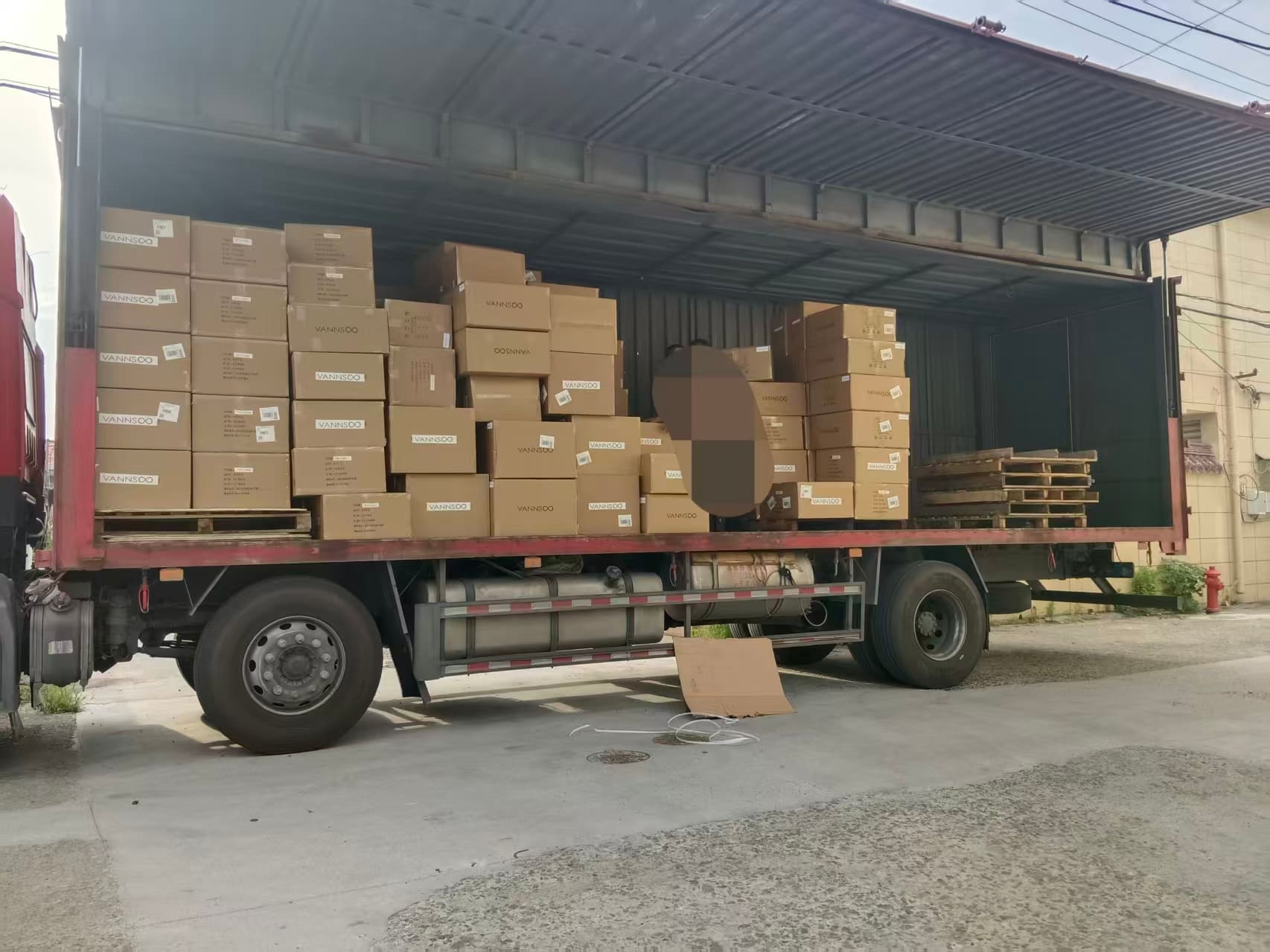 Dispensadores de jabón de acero inoxidable con espejo de pared VANNSOO enviados a Rusia; la fábrica de Ningbo continúa su misión de colaboración global.